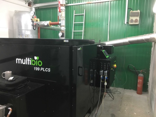 Na snímku je realizace automatického kotle na biomasu MultiBio 199 PLCS v obci Pačlavice u Kroměříže. Kotel na biomasu lze snadno ovládat a jeho provoz sledovat pomocí vzdálené správy přes připojení k internetu. Provozovatel i výrobce kotle tak mají přehled o výkonu, spalování a dalších parametrech provozu.
