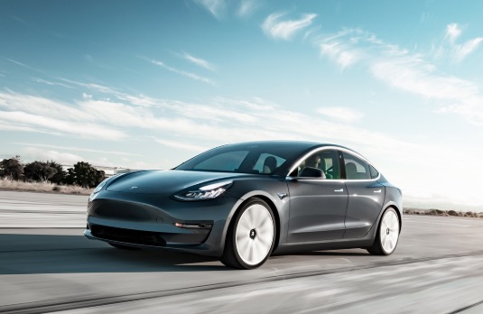 auto elektromobil Tesla Model 3