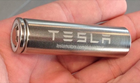 Baterie elektromobilu Tesla Model S obsahuje přes 8000 článků typu 18650 (číslo udává rozměry článku, tedy 18x65 mm)