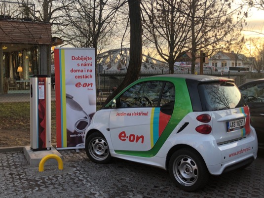 Elektromobilisté nabíjeli loni u E.ONu celkem 12 000x a spotřebovali skoro 122 MWh.