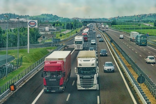 auto dálnice nákladní auta kamiony