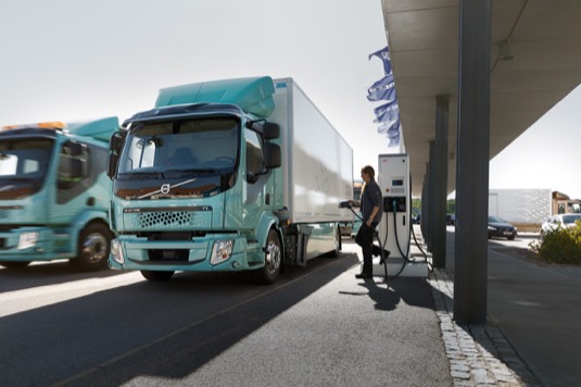 Eliminace hluku od motoru a výfukových emisí přispívá ke zlepšení pracovních podmínek řidičů i k tiššímu a čistšímu prostředí ve městě.