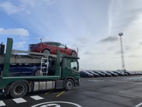 auto elektromobil tesla model 3 v belgickém přístavu zeebrugge