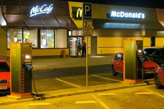 auto elektromobily rychlonabíjecí stanice Most McDonalds