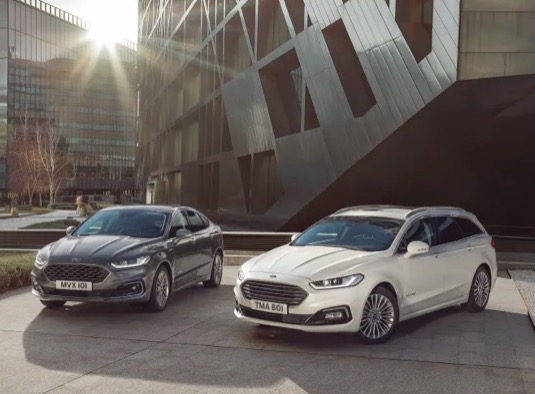 Všechny verze Fordu Mondeo byly modernizovány, pokud jde o exteriér i technologie. Zcela nové je však provedení Mondeo Hybrid kombi