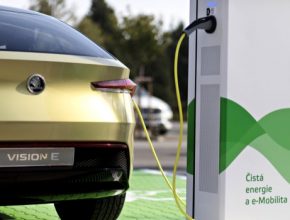 auto elektromobil koncept Škoda Vision E u nabíjecí stanice