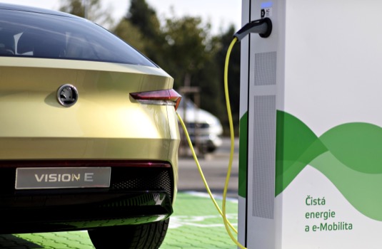 auto elektromobil koncept Škoda Vision E u nabíjecí stanice