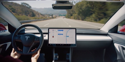 asistenční technologie Tesla Autopilot umožňuje částečně robotické řízení auta