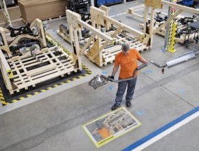 Promítání rozšířené reality podporuje v logistice balení sad dílů MKD (Medium Knocked Down) pro exportní trhy. Laserové projekce určují správnou polohu dílu na paletě, texty, obrázky a videa vysvětlují jednotlivé pracovní kroky.