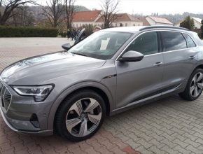 auto elektromobil Audi e-tron