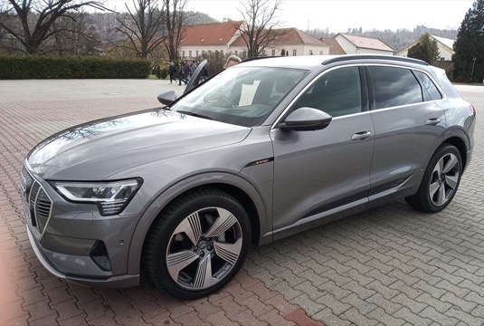 auto elektromobil Audi e-tron
