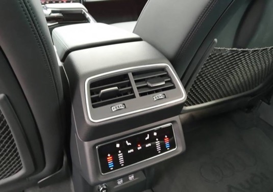Jednoduché nastavení klimatizace a vyhřívání sedaček i pro cestující na zadních sedadlech v elektromobilu Audi e-tron.