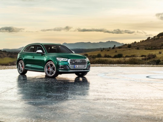 Audi SQ5 TDI, to je osmistupňová převodovka tiptronic a trvalý pohon všech kol quattro, podvozek s adaptivními tlumiči v sériové výbavě a vstupní cena 1 879 900 Kč