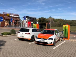 auto elektromobily Volkswagen e-Golf u nabíjecí stanice ČEZ