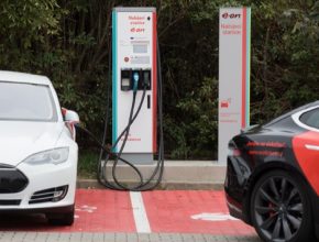 auto E.ON nabíjecí stanice