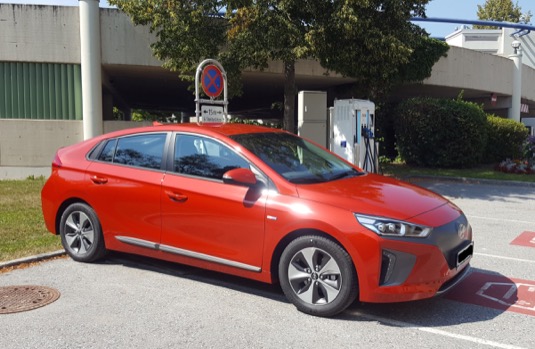 Elektromobil Hyundai Ioniq Electric u pomalé nabíjecí stanice v Rakousku