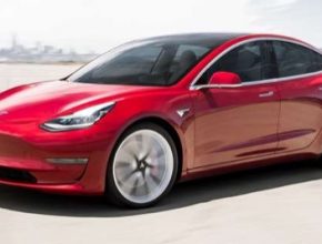 Elektromobil Tesla Model 3 má za sebou už skoro dva úspěšné roky. Poprvé se začal vyrábět v červenci 2017 a od té doby se ho zejména doma v USA prodalo přes 150 000 kusů. Aktuálně se začíná prodávat také v Evropě a Číně.