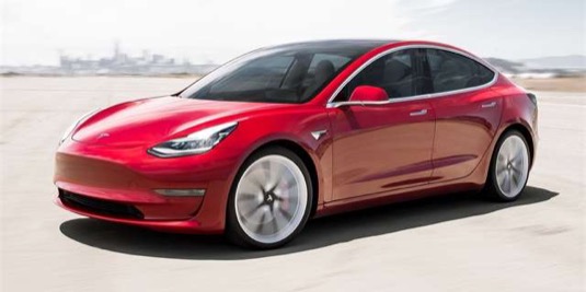 Elektromobil Tesla Model 3 má za sebou už skoro dva úspěšné roky. Poprvé se začal vyrábět v červenci 2017 a od té doby se ho zejména doma v USA prodalo přes 150 000 kusů. Aktuálně se začíná prodávat také v Evropě a Číně.