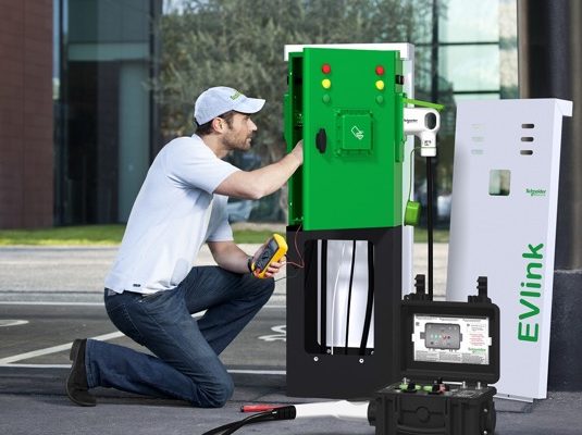 Specialista na elektromobilu Leoš Kabát hovoří o tom, jaký typ firem v Česku zapojí elektromobily jako první do svého podnikání.