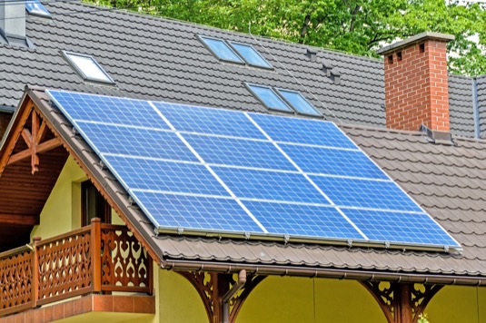 Solární panely na střeše rodinného domu.