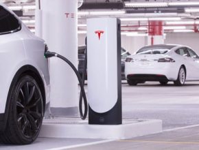 Tesla obnovuje bonusy motivující ke koupi vozů. Kromě volného nabíjení vrací i referenční program.