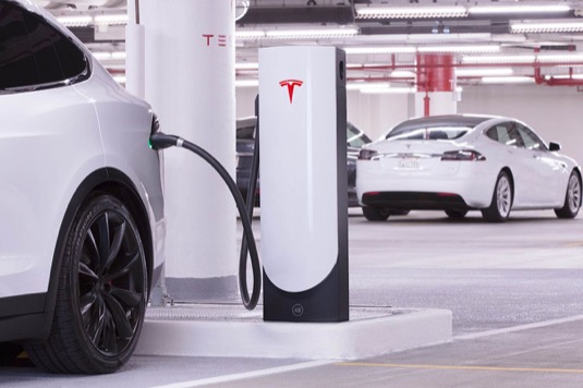 Tesla obnovuje bonusy motivující ke koupi vozů. Kromě volného nabíjení vrací i referenční program.