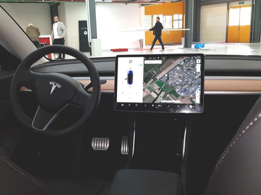 Interiér elektromobilu Tesla Model 3