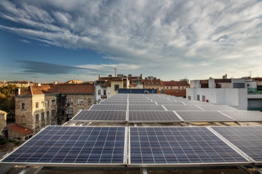 Za 65 let své existence je solární panel cenově nejdostupnější. Česko však stále sází spíše na uhlí.