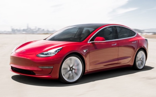 Elektromobil Tesla Model 3 kraluje dalším evropským trhům a nadále se mu daří i doma.