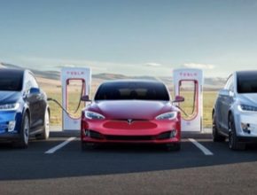 auto elektromobily Tesla Model S, Tesla Model X u nabíjecí stanice Tesla Supercharger