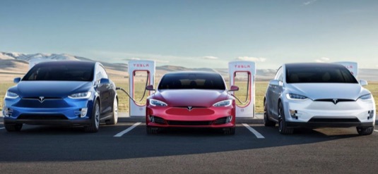 auto elektromobily Tesla Model S, Tesla Model X u nabíjecí stanice Tesla Supercharger