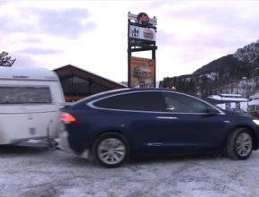 auto elektromobil Tesla Model X táhne přívěs