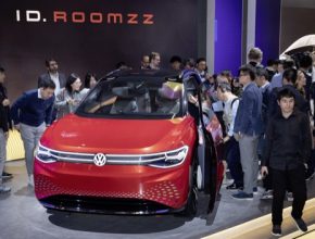 Do roku 2028 se bude více než polovina z koncernem plánovaných 22 milionů elektromobilů vyrábět v Číně. Chystá se i posílení vývoje zavedením jednotné struktury výzkumu a vývoje značek Volkswagen, Audi a koncernového výzkumu.