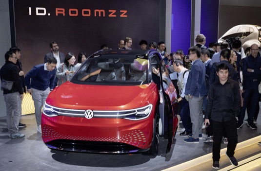 Do roku 2028 se bude více než polovina z koncernem plánovaných 22 milionů elektromobilů vyrábět v Číně. Chystá se i posílení vývoje zavedením jednotné struktury výzkumu a vývoje značek Volkswagen, Audi a koncernového výzkumu.