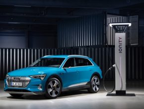 auto elektromobil Audi e-tron u nabíjecí stanice rychlonabíječky sítě Ionity