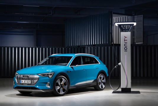 auto elektromobil Audi e-tron u nabíjecí stanice rychlonabíječky sítě Ionity