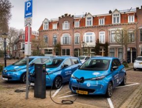 Groupe Renault, evropský lídr v oblasti elektrických vozidel, spouští první rozsáhlé zkušební projekty střídavého proudu, nabíjení vehicle-to-grid (V2G) v elektrických vozidlech.