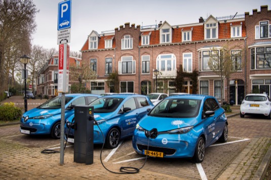 Groupe Renault, evropský lídr v oblasti elektrických vozidel, spouští první rozsáhlé zkušební projekty střídavého proudu, nabíjení vehicle-to-grid (V2G) v elektrických vozidlech.