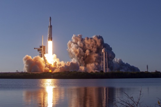 Velkolepý start vesmírné rakety Falcon Heavy Block 5