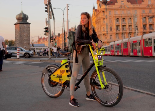 Právě na těchto elektrokolech se Pražané mohou po ulicích české metropole projet od prvního dubna.
