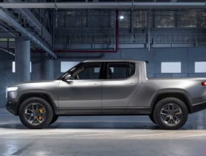 auto elektromobil Rivian R1T pick-up truck