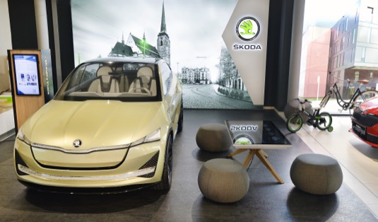 Koncept digitálního showroomu zahrnuje množství inovativních prvků a počítá s několika zónami, v nichž se má zákazník cítit příjemně