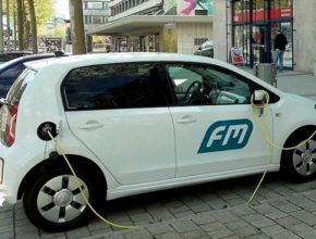 auto elektromobil nabíjení nabíjecí stanice speciální značka