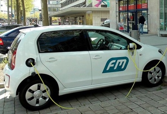 auto elektromobil nabíjení nabíjecí stanice speciální značka