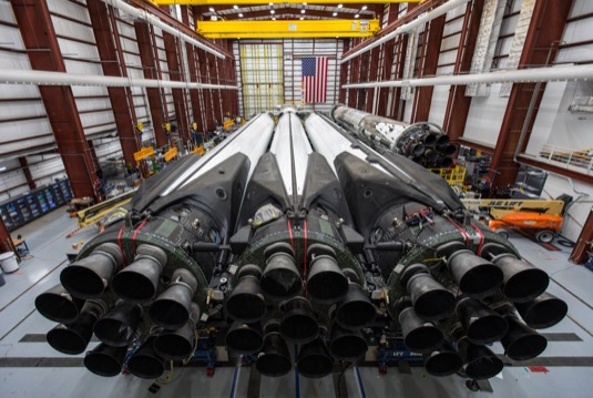 Falcon Heavy čeká v hangáru na svou cestu ke startovací rampě