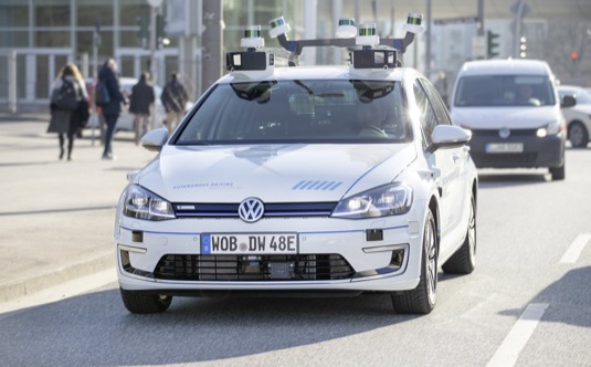 Iniciativa je součástí strategického partnerství pro mobilitu s hanzovním městem. Jde o první zkušební jízdy v reálných podmínkách německého velkoměsta.
