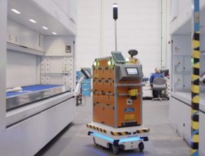 V jedné z továren Fordu rozváží materiál na místo určení robot, vybavený autonomním řízením