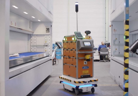 V jedné z továren Fordu rozváží materiál na místo určení robot, vybavený autonomním řízením