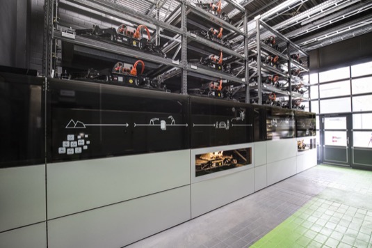 Úložiště s kapacitou 1,9 MWh z použitých lithium-iontových akumulátorů bylo připojeno k síti. Největší víceúčelové úložiště energie v Německu vyrovnává výkyvy v elektrické síti a optimalizuje zásobování elektrickou energií.