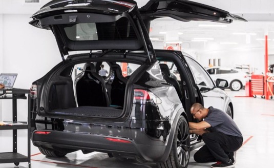 auto elektromobil Tesla Model X servis technici